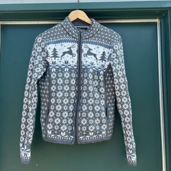 Elegant Gray Reindeer Women's Zip-Up Sweater - Picture 1 of 12